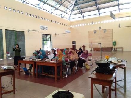 Pelatihan Gizi Berbahan Lokal dari Poltekes Yogyakarta